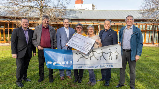 Nicht nur Lob viel haben Sparkassen-Marktdirektor Gerd Owczarek (links) und Stefan Kuhn (Filialdirektor Tiergarten, Dritter von Spende Sparkasse Bürgerverein Buckenberg Haidach