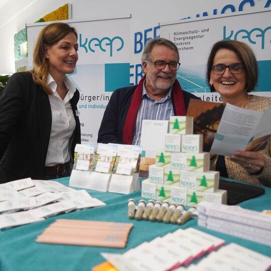 Janine Mielke von den SWP, Hans Vester und Edith Marqués Berger von der keep (von links) freuen sich über den großen Zuspruch. R