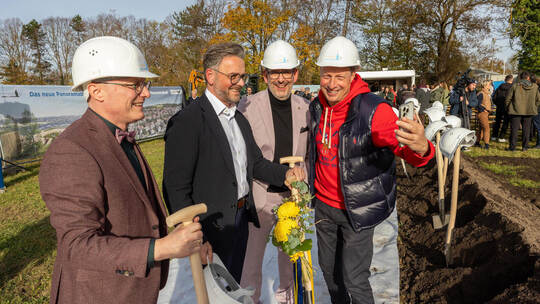 Bitte lächeln: Nach den Pressefotos folgen bei Lutz Schwaigert, Leiter Betriebsbereich Bäderbetriebe vom Eigenbetrieb Pforzheime