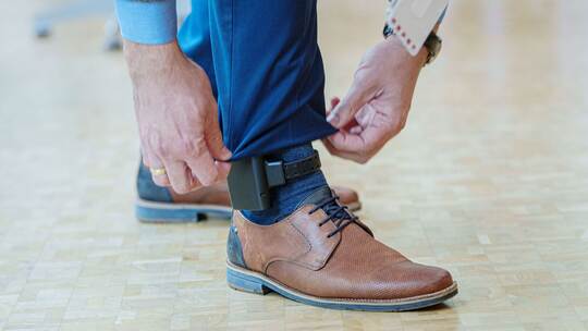 Fußfessel soll Opfer vor häuslicher Gewalt schützen