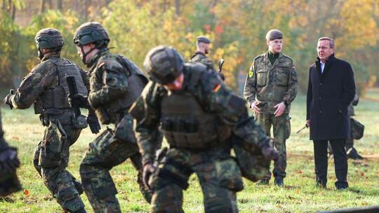 Verteidigungsminister besucht Heimatschutzregiment 2