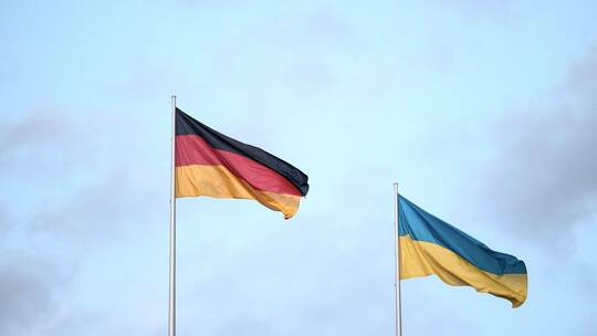 Deutsche und ukrainische Flagge Deutsche und ukrainische Flagge