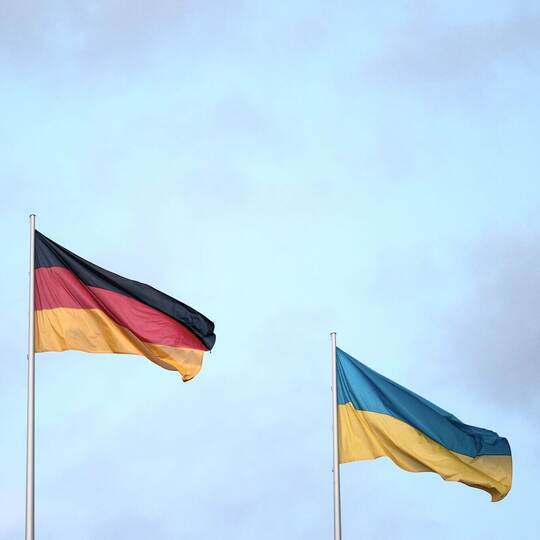 Deutsche und ukrainische Flagge Deutsche und ukrainische Flagge
