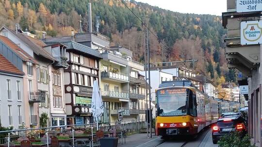 An manchen Stellen in Bad Wildbad ist Ausweichen kaum möglich, wenn die S-Bahn kommt. Schabert