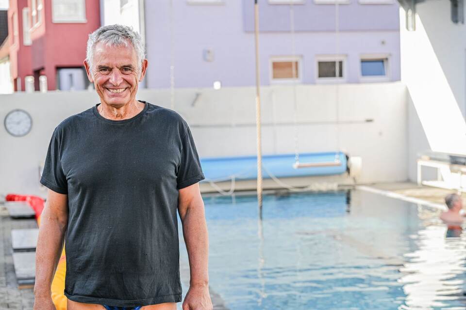 Schwimmen im Vorgarten-Freibad