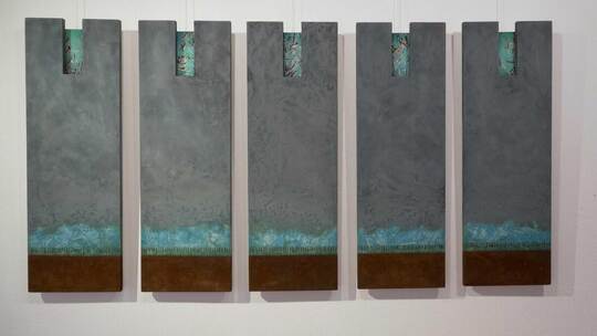 Verkehrte Welt: In der fünfteiligen Arbeit fliegen oben fotografierte Fischschwärme über einem gemalten Personenfries am unteren