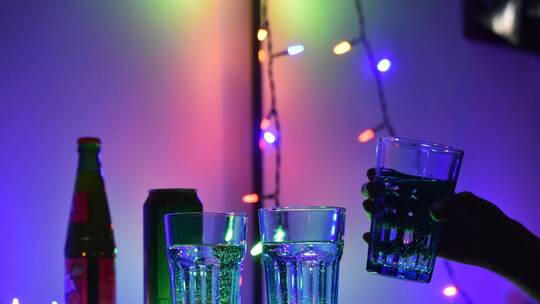 Drinks stehen auf einem Tisch