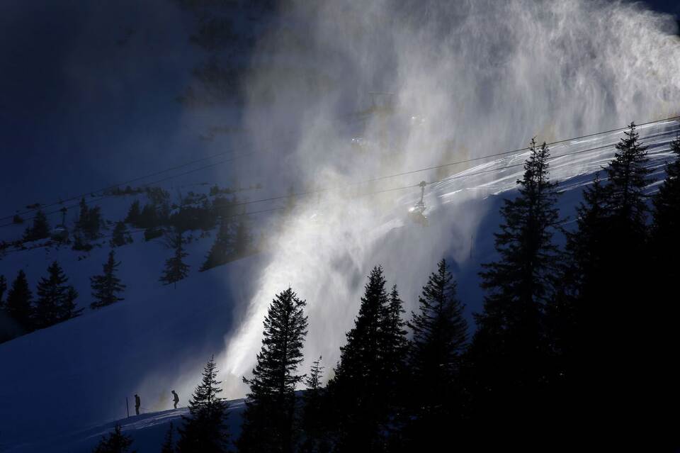 Skifahrer unter Kunstschnee