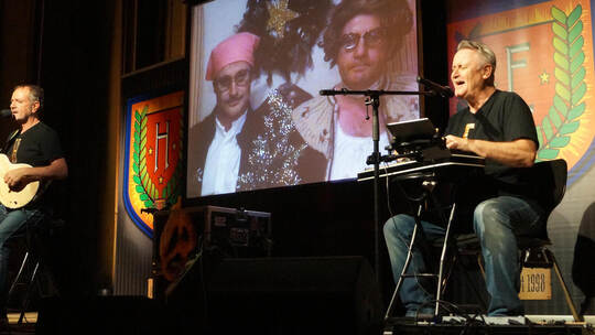 Heiner Reiff und Ernst Mantel (von links) präsentierten im Kulturhaus Osterfeld schwäbischen Wortwitz und musikalische Vielseiti