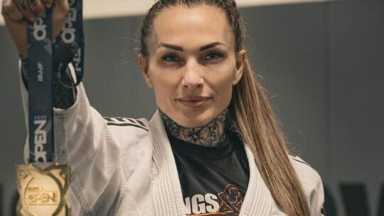 Marie Grimm vom Kong’s Gym Pforzheim mit ihrer Goldmedaille, die sie in Rom gewann. Foto: Kong’s Gym