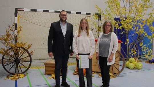 Als Sportlerin des Jahres der Gesamtstadt Bad Wildbads wurde Charlotte Skrzos (Mitte) ausgezeichnet. Hierzu gratulierten Bärbel