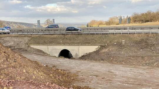 Keine Spur von römischem Mauerwerk: Der Schillbachdurchlass unweit der Raststätte wird beim Ausbau der A8 verlängert. Steinert