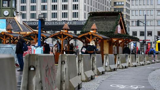 Sicherheitsvorkehrungen an Weihnachtsmärkten Sicherheitsvorkehrungen an Weihnachtsmärkten