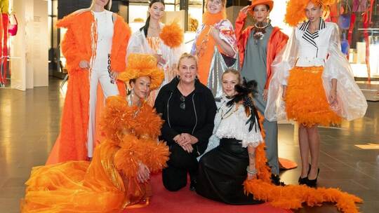 Eine farbenfrohe Kollektion von Kreationen zum Thema Wiedehopf präsentierte Modedesignerin Bettina Piaskovy (Mitte) mit ihren Mo