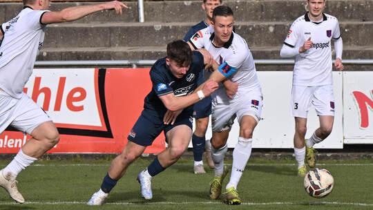 Der CfR (Luis Miksic, Mitte links) verlor gegen Hollenbach nach enttäuschender Leistung. Peter Hennrich