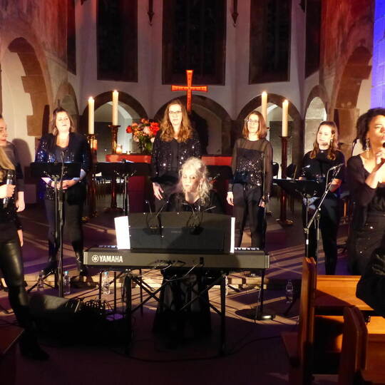 Das A-cappella-Programm „Fall and Rise“ der „Herztöne“ um Leiterin Salome Tendies (am Klavier) kommt in der Altstadtkirche beste