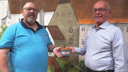 Vereinssprecher Eddi Vögele (rechts) bedankt sich im Namen der Ersinger Vereine bei Mathias Frei für seinen großen ehrenamtliche