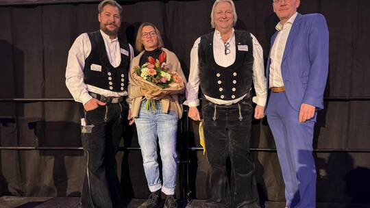 Firmen-Chef Timo Großmann, seine Frau Bianca, Kreishandwerksmeister Uwe Huber und der Erste Landesbeamte Frank Wiehe (von links)