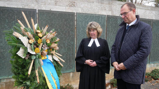 Pfarrerin Gabriele Sauer und Oberbürgermeister Frank Schneider gedenken im Rahmen des Volkstrauertages am Ehrenmal auf dem Fried