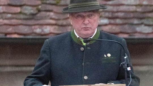 Auf den Umgang mit invasiven Arten geht Kreisjägermeister Dieter Krail ein.