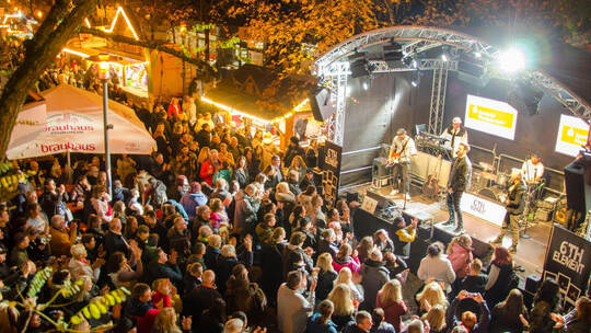 Die Stimmung ist gut beim Auftritt von „6th Element“ in der vollen Brötzinger Fußgängerzone. Thomas Sommer