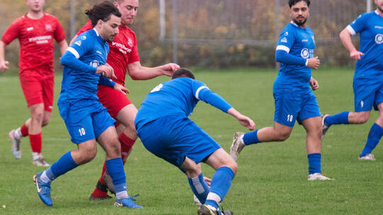 TSV Großglattbach (rote Trikots) besiegt den FV Kirchheim mit 3:1. Fotomoment