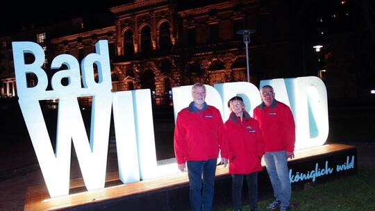 Bei der 100. Nachtwanderung präsentieren sich (von links) Wolfgang Treiber, Karla Arp und Ralf Kuhnle am Wildbader Foto-Point. H