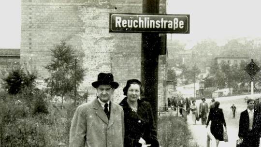 Henri und Johanna Reuchlin am Schild der Reuchlinstraße, 1. Oktober 1955 (Foto: Johan George Reuchlin jun.)