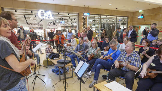 Ukulenen-Workshop-Teilnehmer spielen in der Schlössle-Galerie