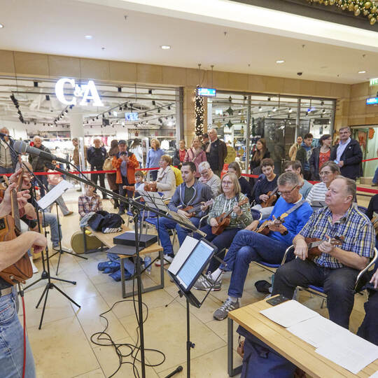 Ukulenen-Workshop-Teilnehmer spielen in der Schlössle-Galerie