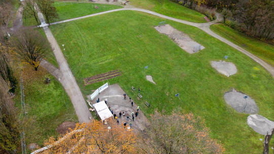 Die Vogelperspektive auf den Standort, an dem seit diesem Montag im Enzauenpark die neue Skate-Anlage gebaut wird.