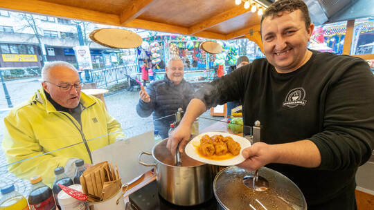 Martin Schmidt und Thomas Sickinger lassen es sich bei Gabriel Jivanov (von links) ordentlich schmecken. Meyer Bilanz Martini Markt