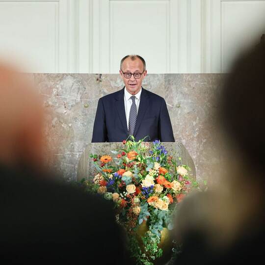 Merz bei der Gedenkfeier für den Bankier Friedrich von Metzler