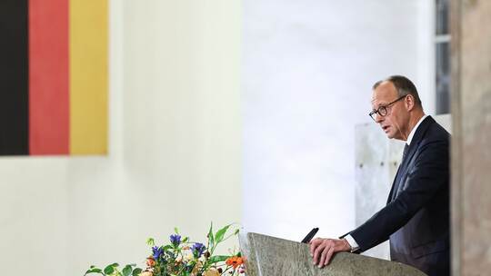 Merz spricht auf der Gedenkfeier für Bankier von Metzler