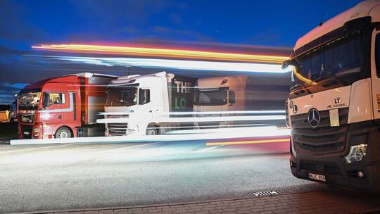 LKWs auf Raststätte