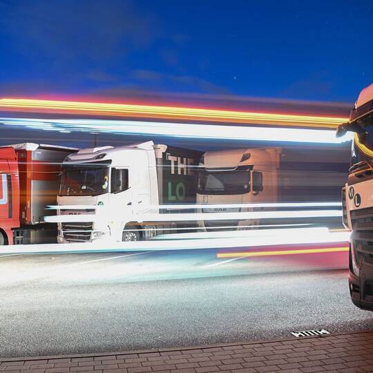 LKWs auf Raststätte