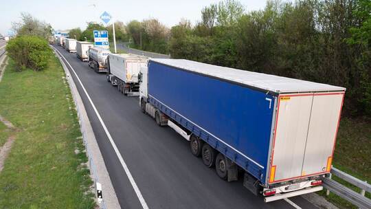 Lkw-Parkplätze auf Autobahn Lkw-Parkplätze auf Autobahn