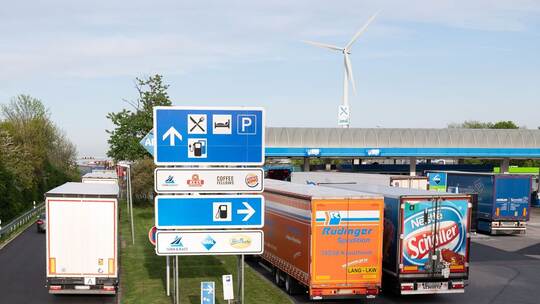 Lkw-Parkplätze auf Autobahn Lkw-Parkplätze auf Autobahn