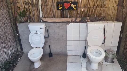 Doppel-Toilette in Namibia