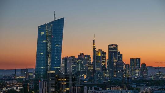 EZB vor Bankenskyline Frankfurt