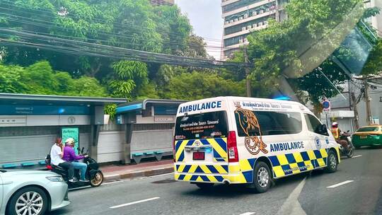 Zwei neugeborene Babys in Bangkok zurückgelassen gefunden Zwei neugeborene Babys in Bangkok zurückgelassen gefunden