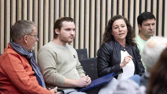 Im Friolzheimer Gemeinderat berichtet der Verein Honigtopf über die Schulkindbetreuung. (v.l.Alfred Soltner, Marcel Kolem, Oxana