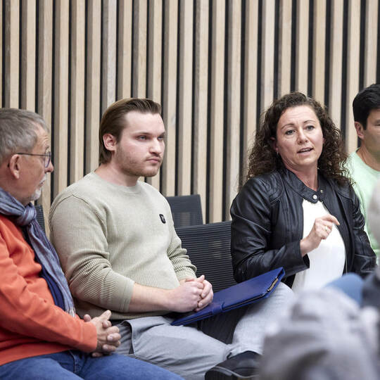 Im Friolzheimer Gemeinderat berichtet der Verein Honigtopf über die Schulkindbetreuung. (v.l.Alfred Soltner, Marcel Kolem, Oxana