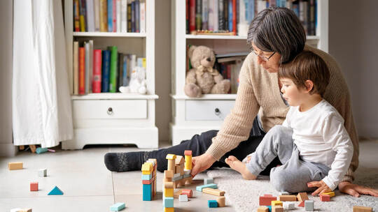 Im Umgang mit Kindern und zum Beispiel aus Bauklötzen kleine Dörfer gestalten, damit kennen sich gelernte Erzieher aus. Nur noch