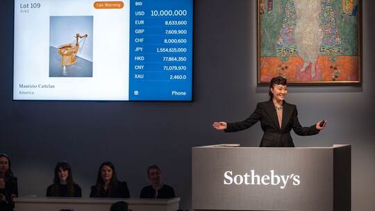 Teures goldenes Klo bei Auktionen in New York versteigert