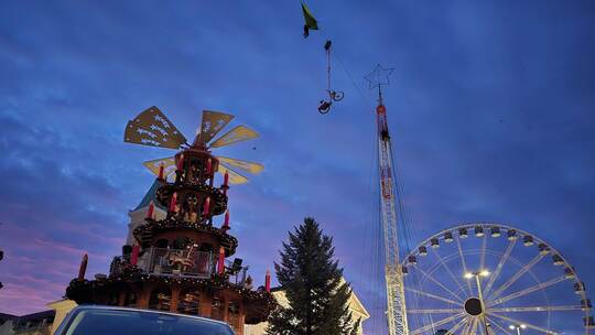 Männer klettern auf Hochseil über Marktplatz in Karlsruhe