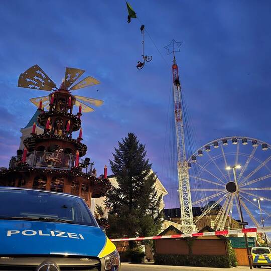 Männer klettern auf Hochseil über Marktplatz in Karlsruhe