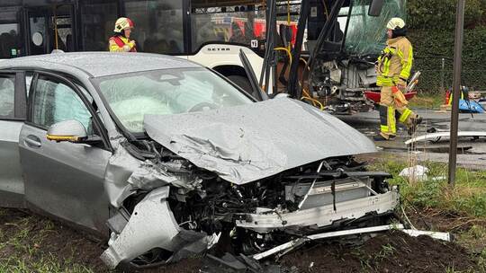Bus prallt mit Auto zusammen - viele Kinder betroffen Bus prallt mit Auto zusammen - viele Kinder betroffen