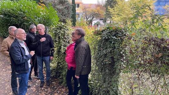 Diskutieren nicht zum ersten Mal vor Ort über eine befürchtete Bebauung der Grünflächen am Ufer zur Enz: Uwe Kropf (verdeckt), R