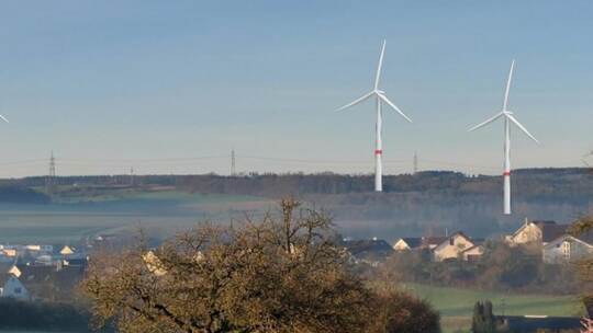 Diese Foto-Animation der BI „Vernunftenergie auf der Platte“ zeigt, wie die Windräder das Landschaftsbild verändern könnten. BI